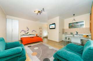 Апартаменты Apartments on Independence Square Киев Апартаменты с балконом - ул. Трехсвятительская, 3-1
